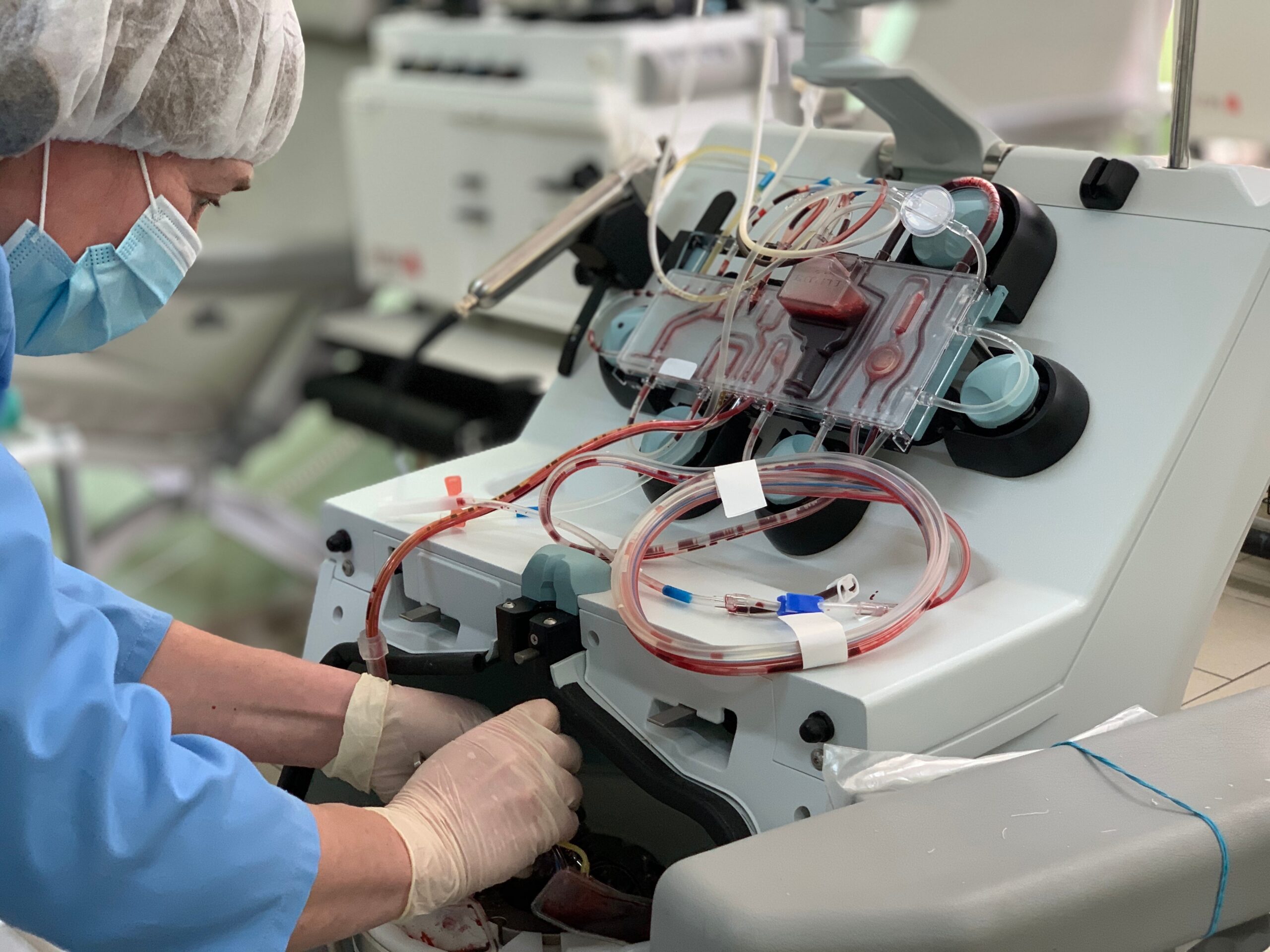 Apheresis machine to extract plasma and platelet from whole blood